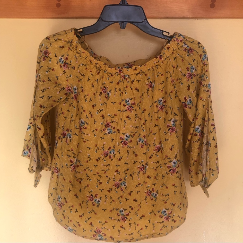 Yellow flowered top Size XS Paper Moon Stitch Fix 100% Rayon